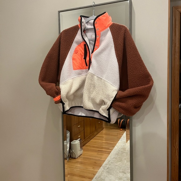 Colorblock Fleece Pullover - Picture 9 of 10